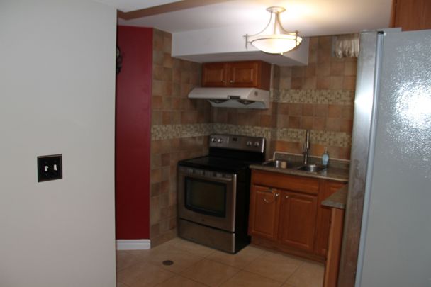 For Lease - 147 Jordanray Boulevard, Newmarket, Ontario - Photo 1