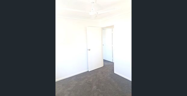 AVAILABLE 16/01/26 - 3 BEDROOM 2 BATH TOWNHOUSE WITH DUCTED AIR - Photo 1