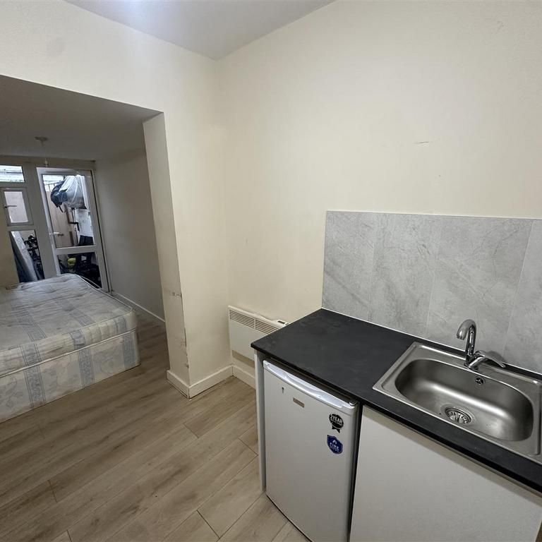 Studio to rent - Photo 2
