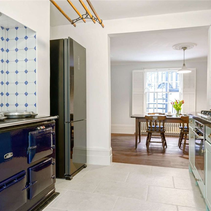 A beautiful home in a highly sought after Barnsbury road. - Photo 1