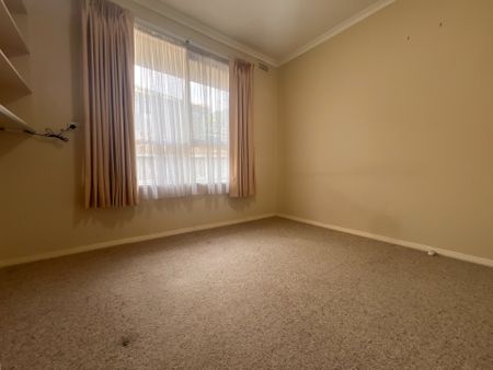 Comfortable Three-Bedroom Home in a Convenient Location - Photo 4