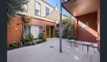 Loads of space and opposite the park! - Photo 2