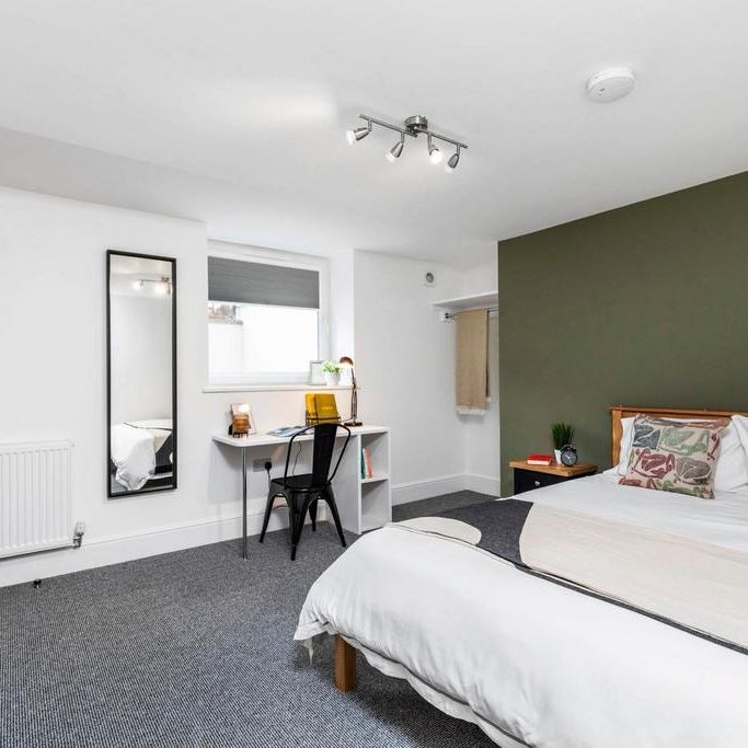 4 bedroom flat to rent - Photo 1