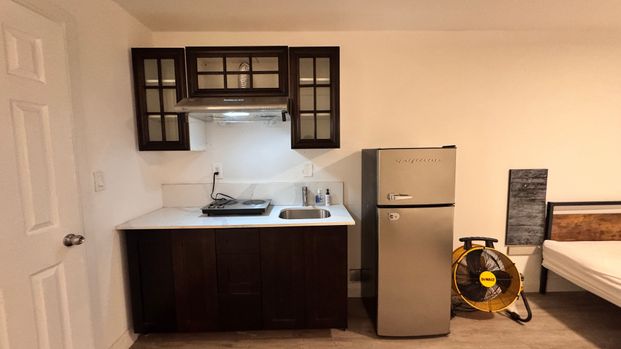 For Lease - 5745 Stanley Avenue Unit# Side bachelor, Niagara Falls, Ontario - Photo 1