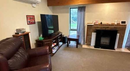 Spacious family home in Ramarama - Photo 2