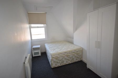 To Rent Holdenhurst Road, Lansdowne, Bournemouth, BH8 £2,250 pcm Tenancy Info - Photo 3