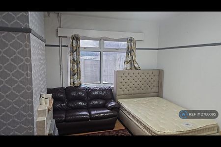 1 bedroom in a house share to rent - Photo 3