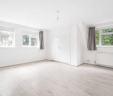 A four bedroom detached family home in a cul-de-sac location. - Photo 5