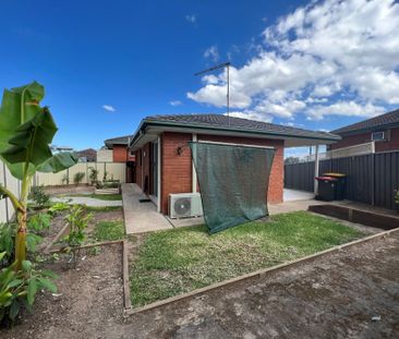 ELECTRICITY & WATER INCLUDED!! Airconditioned, Two Bedroom Granny F... - Photo 3