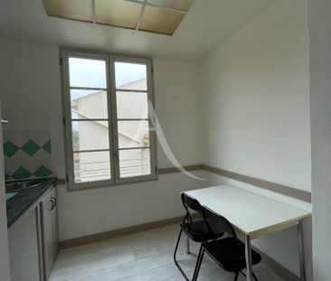 Location Appartement 1 pièce 32m² FONTENAY LE COMTE 85200 - Photo 4