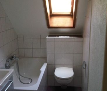 Charmante 2.5-Zimmer-Dachwohnung mit Balkon in Bern Nähe Inselspital - Photo 2