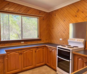 Sunny 3 Bedroom Cottage with Bushland Outlook - Photo 2