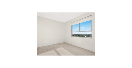 Bright 2-Bedroom Apartment with Balcony and Secure Garage - Photo 2