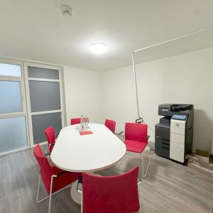 Helle Wohnung auf zwei Ebenen mit eigenem Keller und Außenstellplatz - Photo 2