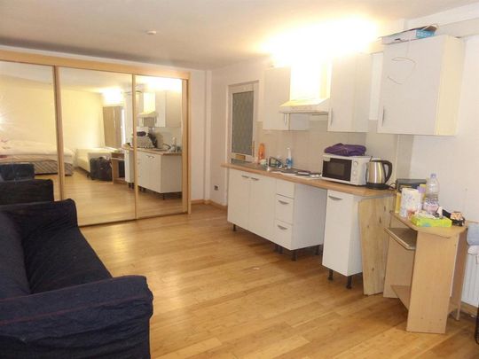 Studio to rent - Photo 1