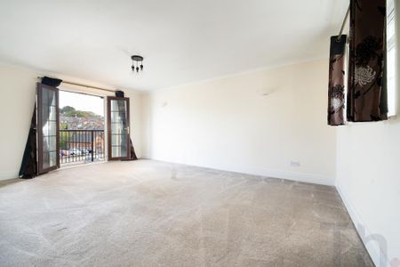 3 bedroom flat to rent - Photo 3