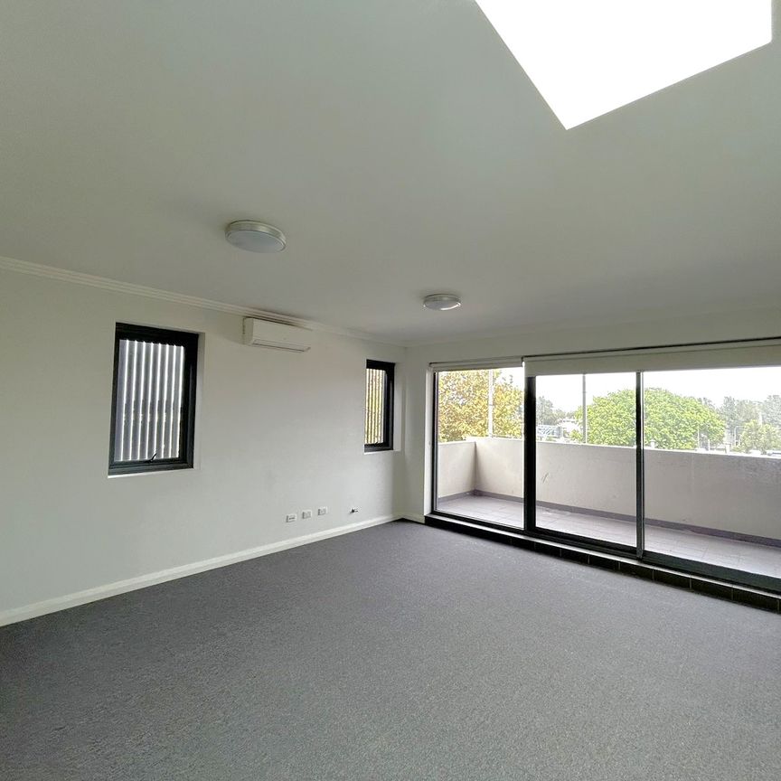 Brand new carpet, three bright rooms with windows, and two parking spaces - Photo 1