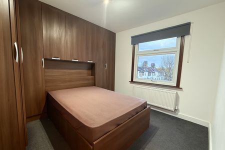 3 Bed Terraced House, Meads Lane, IG3 - Photo 4