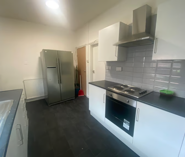 1 bedroom in a flat share to rent - Photo 3