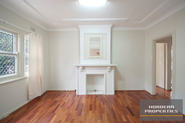 Charming Corner Family Home close to Kingsgrove Station - Photo 1