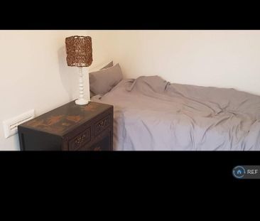 1 bedroom in a flat share to rent - Photo 3