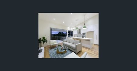 Stunning Family Home in Newmarket!! - Photo 3