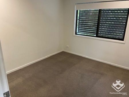 3 BEDROOM TOWNHOUSE - Double Garage, Air Cons, Pets Welcome - Photo 2