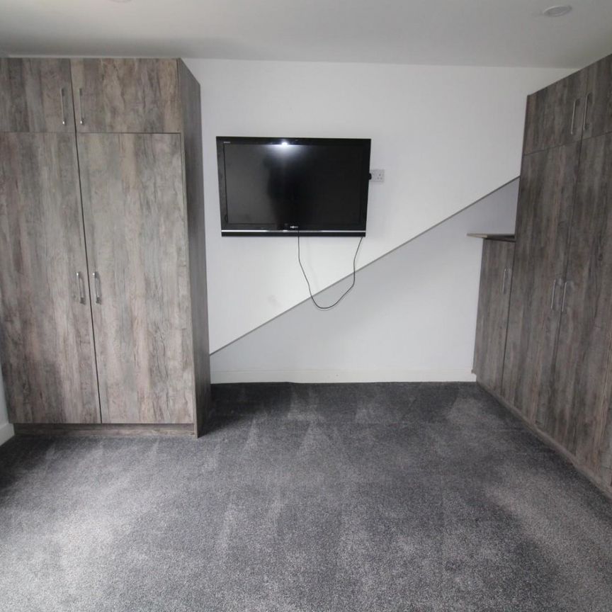 5 bedroom Bungalow To Let - Photo 1