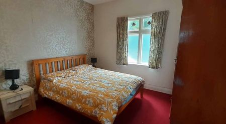 Spacious 2-Bedroom Apartment in Kilbirnie - Photo 4