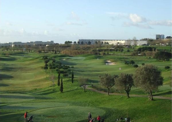 Moradia T6 de arquitetura moderna inserida no Golfe de Oeiras