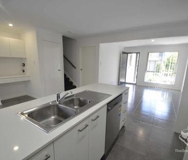 3 BED TOWNHOUSE FOR RENT (BREAK LEASE) - Photo 3