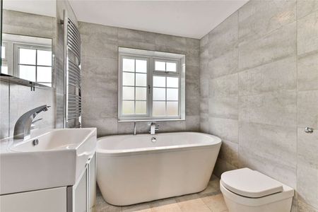 A well-presented five bedroom family home located on a quiet residential road, benefitting from a double garage and private rear garden. - Photo 5