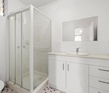 STYLISH ONE-BEDROOM APARTMENT IN PRIME COORPAROO LOCATION - Photo 4