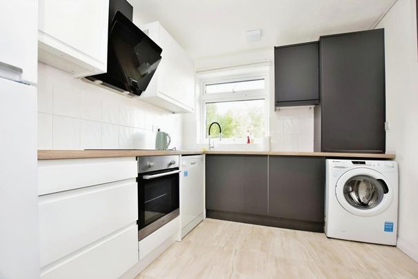 4 bedroom flat to rent - Photo 1