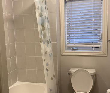 For Lease - 80 Inverness Way, Bradford West Gwillimbury, Ontario - Photo 2