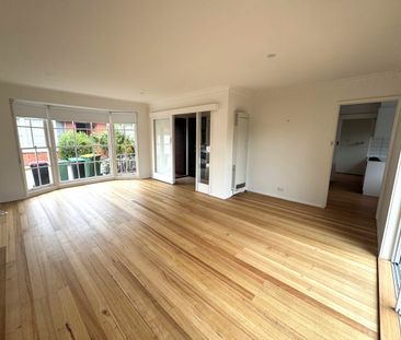 Peaceful, private and perfectly positioned - Photo 2