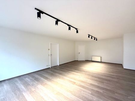 Instapklaar en ruim appartement met 2 slaapkamers en groot terras in hartje Deinze - Foto 4
