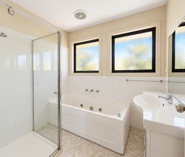 Stylish 3-Bedroom Townhouse in Doncaster East - Photo 4
