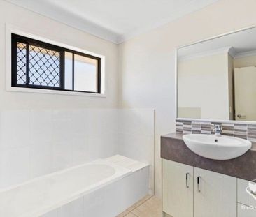 Stylish & Spacious Townhouse inthe Highly Sought-After âStillbroo... - Photo 4