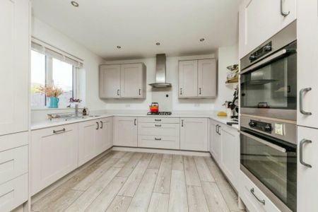 3 bedroom Semi-detached house to rent - Photo 5