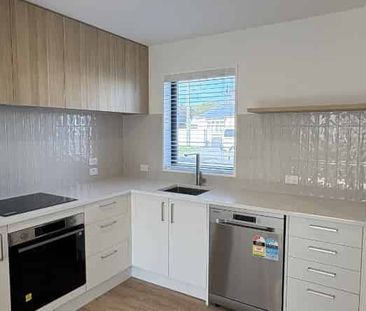 Modern, low maintenance 2 bedroom townhouse - Photo 3