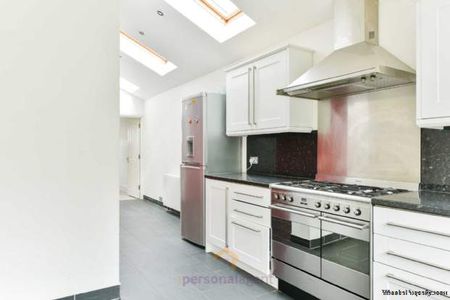 3 bedroom property to rent in Epsom - Photo 3