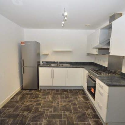 2 bedroom property to rent in Addlestone - Photo 1