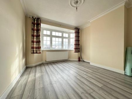 4 bedroom semi-detached house to rent - Photo 2