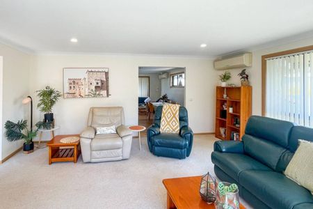 Beautiful Fully Furnished 3-Bedroom Home in Denhams Beach - Photo 3