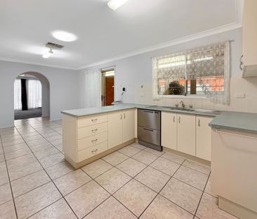 Cosy Three Bedroom Home - Photo 6