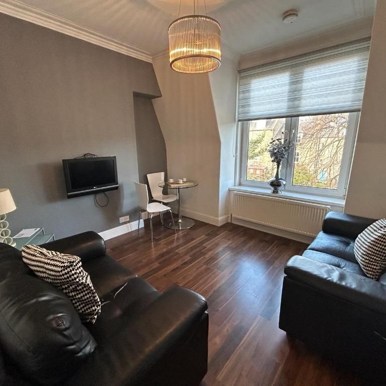 3 bedroom flat to rent - Photo 1