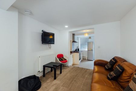 1 bedroom in a house share to rent - Photo 2