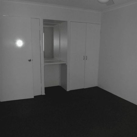 Ground Floor Two Bedroom Unit - Walk to Water - Photo 3