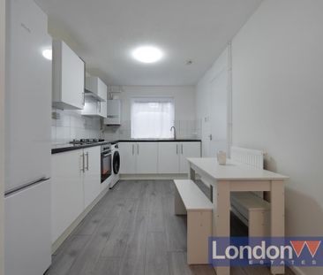 2 bedroom mews to rent - Photo 3